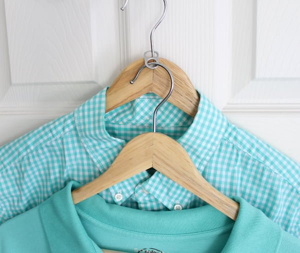 closet hacks use a soda tab to double the hangers
